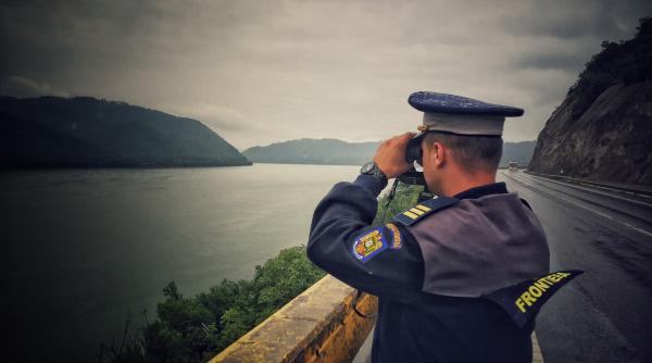 Poliţişti de frontieră români, relocaţi la graniţa ungaro-austriacă pentru a-şi ajuta concetăţenii care vin în România