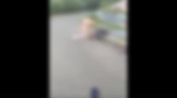 Român arestat după ce a ieşit dezbrăcat pe stradă şi a agresat un minor. Trecătorii l-au filmat în loc să îl oprească