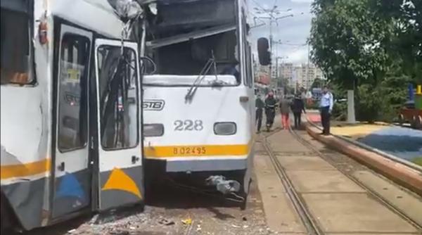VIDEO. Două tramvaie s-au ciocnit în București. Șapte persoane transportate la spital. ULTIMA ORĂ