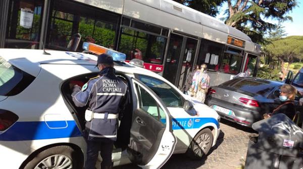Italia. Român, scandal monstru în autobuz când i s-a cerut mască de protecție. Riscă EXPULZAREA