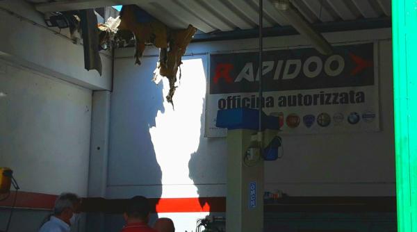 Italia. Un muncitor român se zbate între viață și moarte, după ce a căzut prin acoperișul unei clădiri