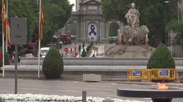 Spania, zece zile de doliu naţional. Cu măşti negre şi în tăcere, îşi plâng victimele epidemiei: „Ne simţim cu toţii orfani” 