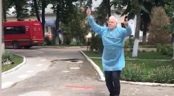 Un român a dansat de bucurie, după ce s-a vindecat de coronavirus, în fața spitalului (VIDEO)