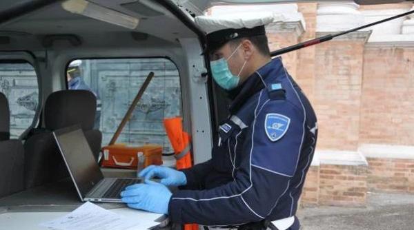 Italia. Român în stare de ebrietate, scandal monstru la un magazin. Era înarmat şi nu avea mască