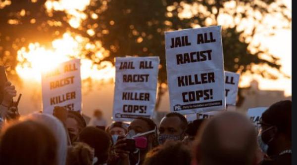 După trei nopţi de proteste. Poliţistul din Minneapolis, implicat în moartea unui afroamerican, a fost arestat