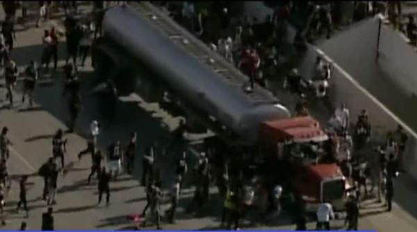 Atentat în SUA cu un camion: A trecut glonț printr-o mulțime de oameni