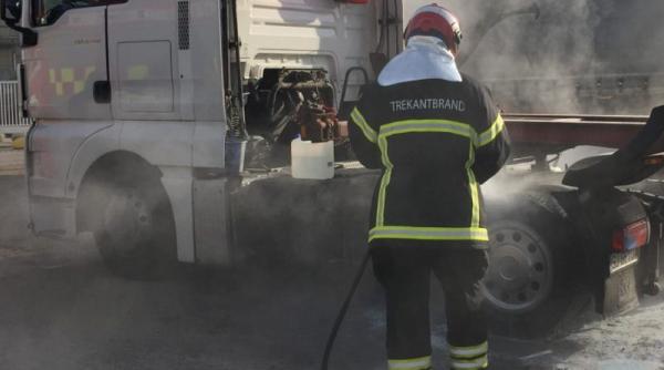 Danemarca. Clipe de groază pentru un şofer ROMÂN. Camionul pe care îl conducea a luat foc pe autostradă 
