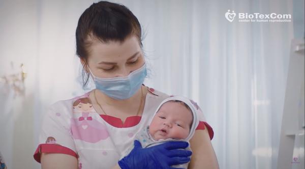 Bebelușul unor români, făcut de o mamă-surogat, „blocat“ în Ucraina, la hotel: „Au închiriat chiar și un avion“