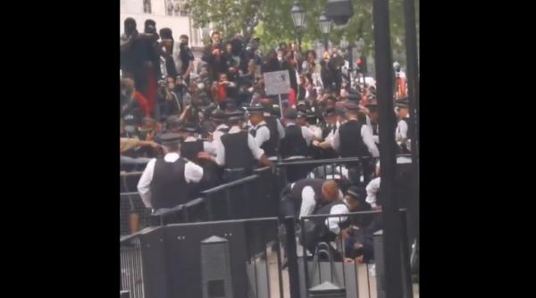 Londra. Protestul URIAŞ a degenerat în violenţe. Ciocniri cu forţele de ordine -VIDEO