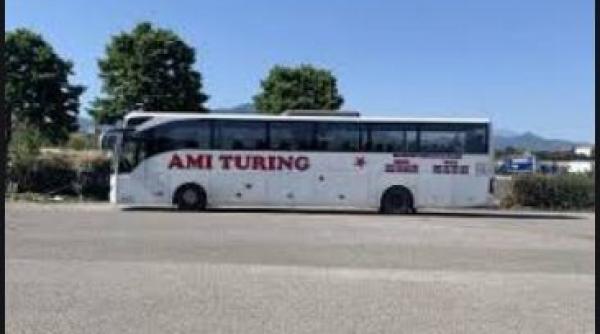 Italia. Autobuz ROMÂNESC, abandonat într-o parcare, timp de şase luni. Locuitorii din zonă, disperaţi. „Ar putea lua foc!“