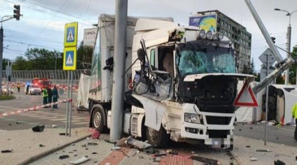 Un şofer român a făcut prăpăd pe o şosea din Slovacia. Avea viteză şi nu acordat prioritate altui TIR