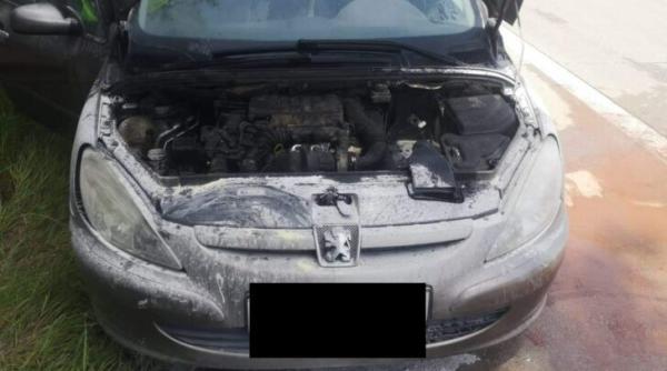 Ghinionul vieții pentru un român care se îndrepta spre Italia: I-a luat foc mașina pe drum, iar poliția l-a prins fără permis