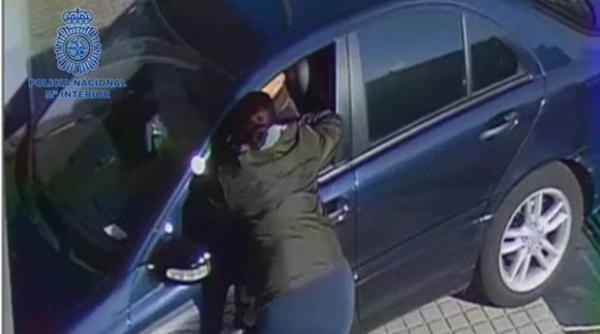 Italia. Tânără româncă, expertă în jafuri în... cimitir: Văduve lăsate fără o mică avere