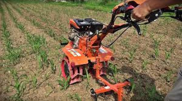 Un român, muncitor agricol, mort după ce s-a răsturnat cu motocultorul în șanț