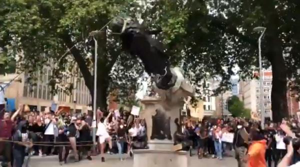 Proteste violente la Londra: Manifestanții au demolat o statuie celebră 