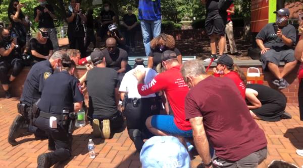 Gest INCREDIBIL în SUA: Mai mulți albi, între care și polițiști, spală picioarele unor persoane de culoare pentru a le cere iertare. VIDEO