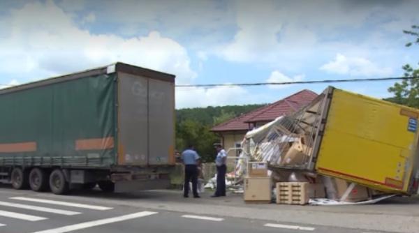 Accident spectaculos: Un șofer de TIR a intrat direct în curtea unui post de poliție