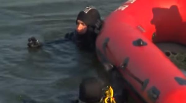 Doi ROMÂNI s-au răsturnat cu bicicletele într-un lac din judeţul Sibiu. Unul dintre ei este căutat de pompieri