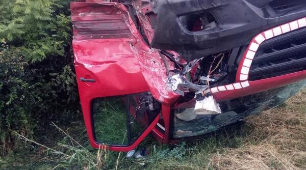 Microbuz plin cu români, accident grav în Vâlcea. 11 persoane implicate, s-a activat planul ROȘU