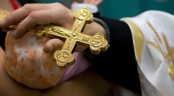 Patriarhia Română cere revenirea la oficierea slujbelor în biserici
