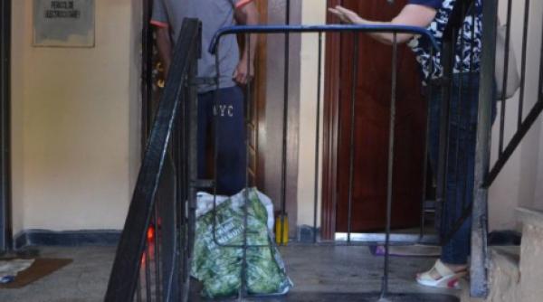 Un bloc întreg, scufundat în mizerie și miros insuportabil: Un român plecat în străinătate refuză să curăţe apartamentul unde a murit mama sa