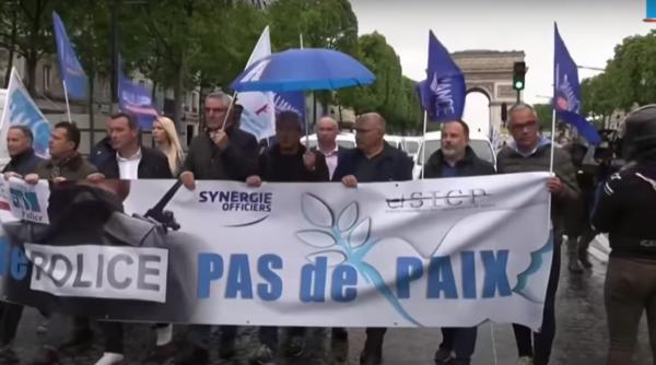 PROTEST la Arcul de Triumf. Poliţiştii francezi au ieşit în STRADĂ şi au aruncat CĂTUŞELE pe jos - VIDEO