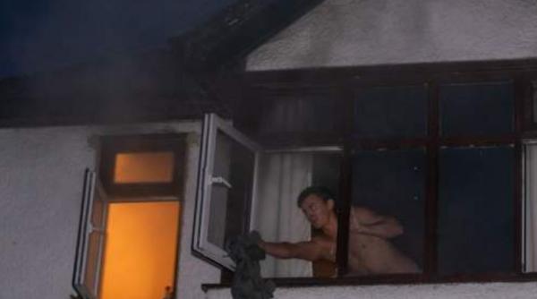 Anglia. Un șofer român a devenit erou: A intrat desculț și dezbrăcat într-o casă în flăcări 