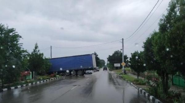 Bulgaria. Un tir, condus de un şofer român, a „parcat“ în curtea unei case