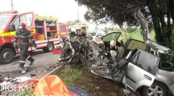 Doi români, răniţi grav, miercuri, într-un accident rutier dintre un autocamion şi un autoturism