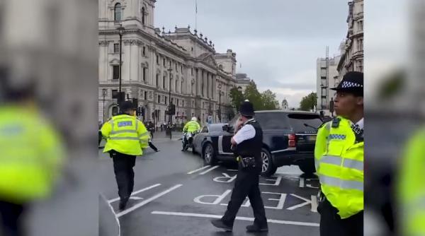 Maşina premierului britanic Boris Johnson, implicată într-un ACCIDENT. Totul a fost filmat în DIRECT - VIDEO