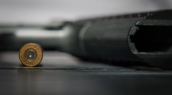 Român venit cu autocarul din Austria, bagaj suspect: Ascundea un pistol