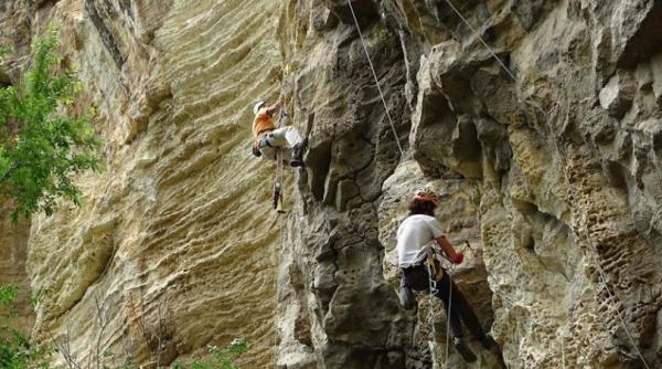 Scandal în Bulgaria cu alpiniştii români: „Nu respectă normele. Folosesc materiale ruginite!”