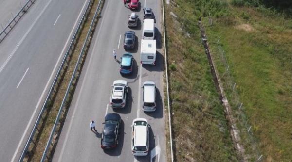Coadă de maşini şi nervi întinşi la maxim. Sute de români blocați, ieri, la vama Kulata din Grecia. Român: „Lucrurile merg în stil balcanic“