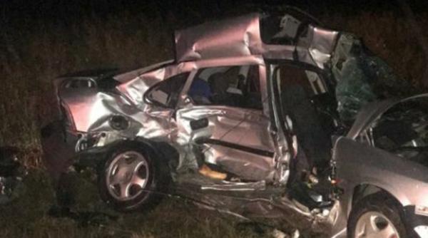 Doi români au murit după impactul dintre o mașină și o autoutilitară