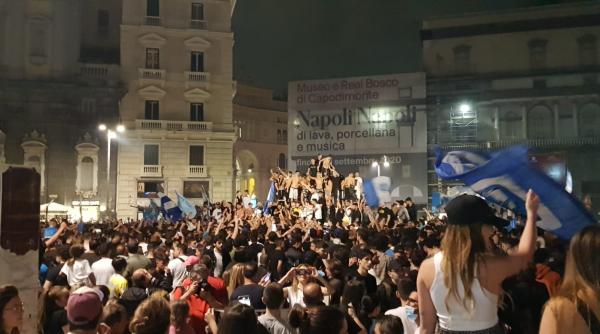 Italia. Fanii lui Napoli au sărbătorit în stradă. Au uitat de distanțarea socială (VIDEO)