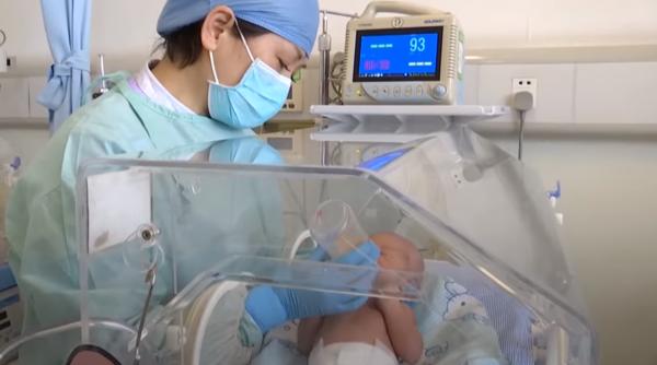 Primul copil român născut cu noul coronavirus, externat împreună cu mama lui