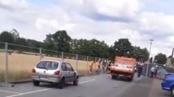 Coronavirus. Zeci de români păziți cu poliția, în Germania. "Rezervă de bere v-ați luat?" (video)