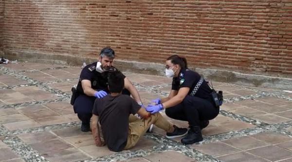 Loc straniu în Spania: Un român a căzut de pe un zid. Prietenul lui amenință că se aruncă din același loc