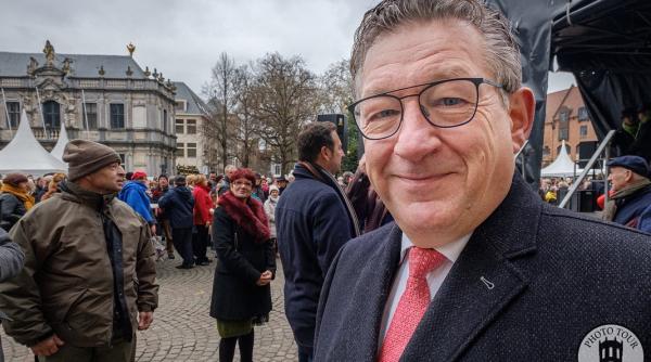 Primar ÎNJUNGHIAT în gât, în stare critică: "Îi ştiu pe atacatori"