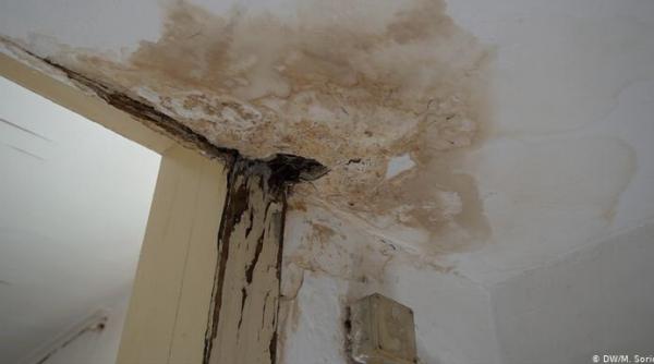 Germania. Românii în carantină, în camere pline de igrasie și mizerie. Adevăruri dureroase, scoase la iveală de criza Covid 