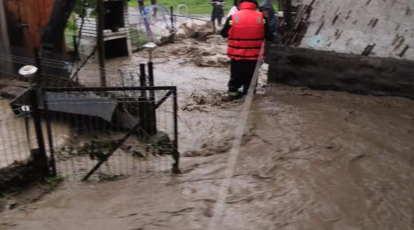 Fetiță de 4 ani, luată de ape. Alertă în România