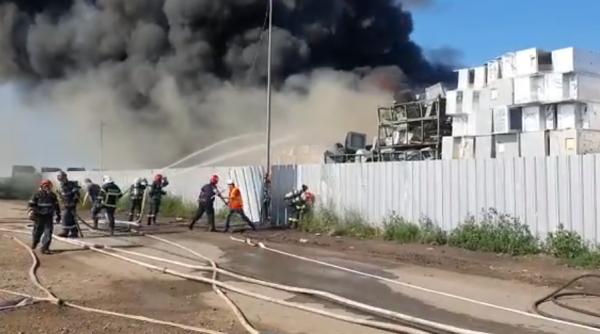 Incendiu VIOLENT la un depozit de frigidere din Buzău. Populația, informată prin mesaj RO-ALERT 