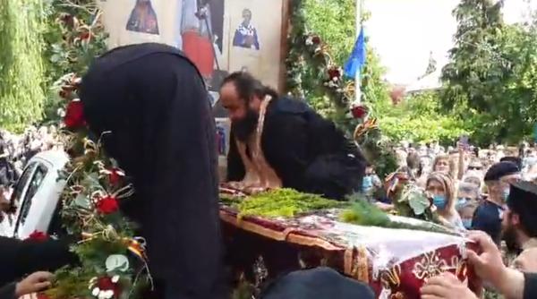 Pelerinaj în cel mai mare focar de coronavirus din ţară. Credincioşii s-au îmbulzit la moaşte, în plină pandemie (VIDEO)