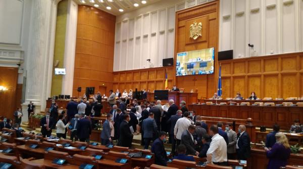 Un senator arată cum e încălcată distanţarea socială în Parlament