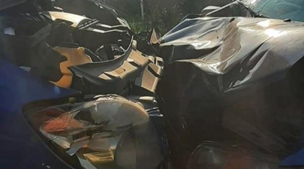 Microbuz cu şapte pasageri, implicat într-un ACCIDENT. Trei oameni duşi de urgenţă la spital - FOTO