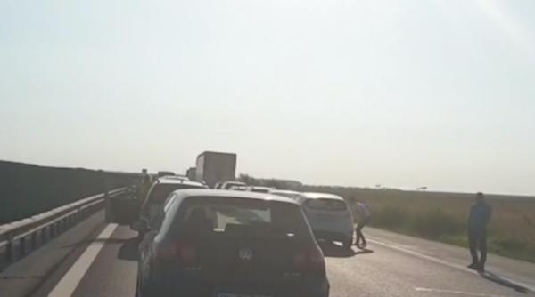 Trafic blocat pe Autostrada Soarelui, după impactul dintre două TIR-uri. Coadă uriașă de mașini