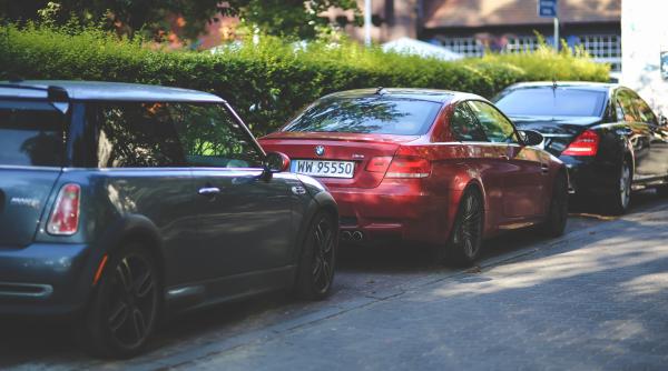 Ce se întâmplă cu vehiculele "fără stăpân" şi cele înmatriculate în străinătate. Legea, promulgată de preşedintele Klaus Iohannis