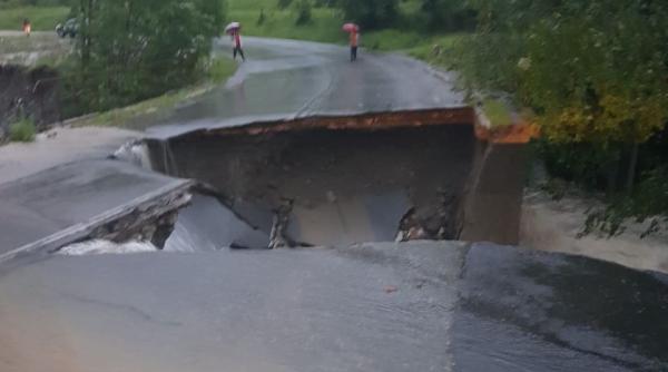 Drum naţional, PRĂBUŞIT din cauza viiturii - FOTO