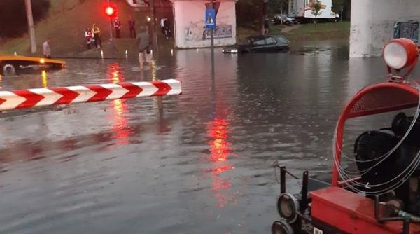 Trafic feroviar blocat la intrarea în țară, în Arad, și circulație închisă pe mai multe drumuri din țară, din cauza inundațiilor