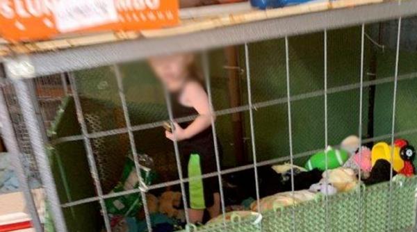 Un copil de 1 an, găsit închis într-o cușcă, înconjurat de șerpi, șobolani și alte sute de animale (FOTO)